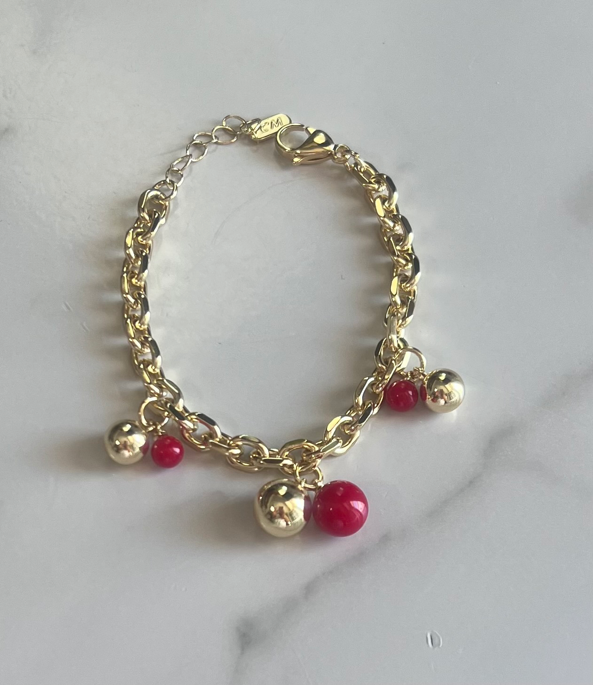 Pulsera con Bolas Doradas y Rojas – Oro Laminado XP 14K