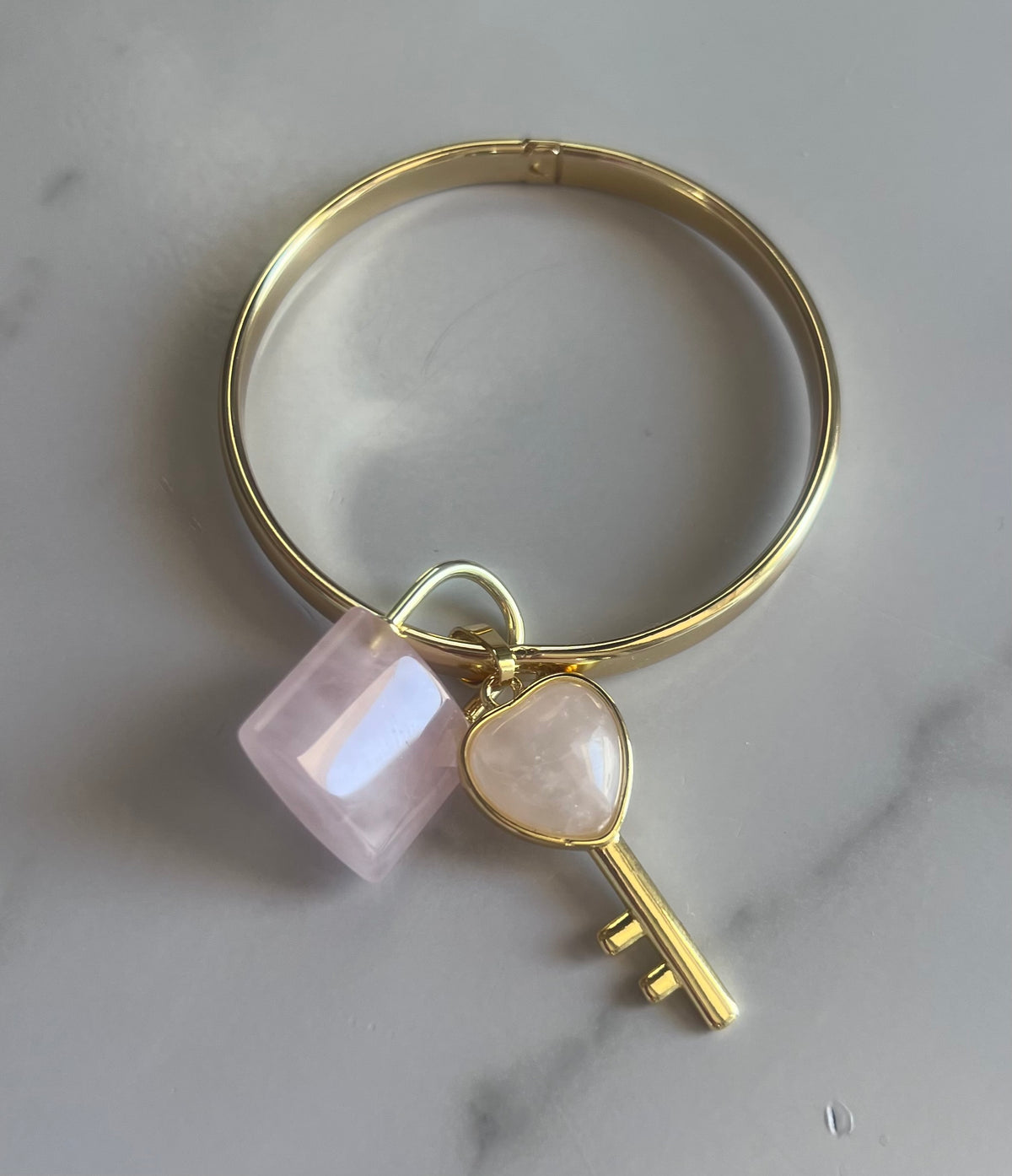 Pulsera Dorada con Dijes de Llave y Piedra – Oro Laminado XP 14K