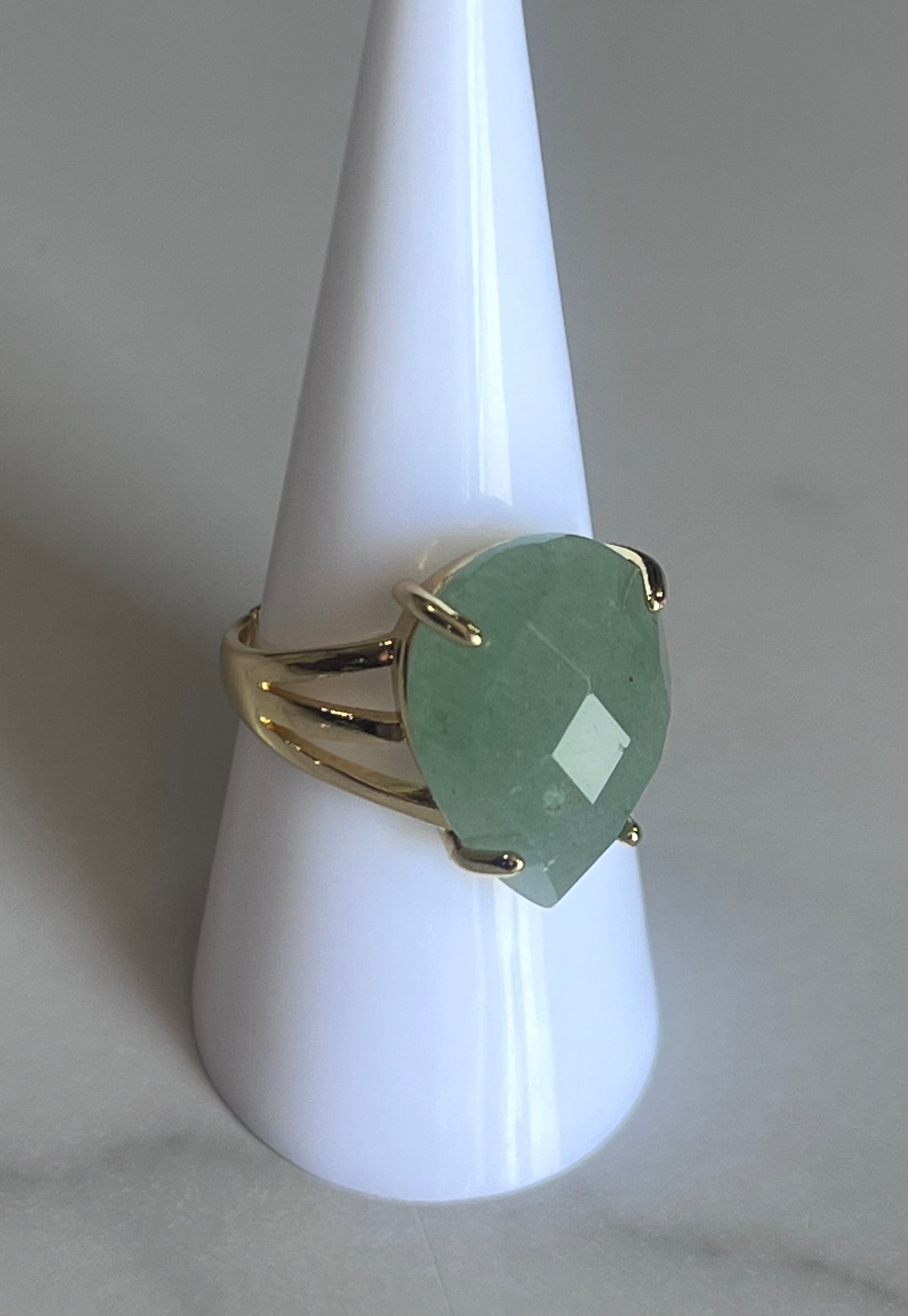 Anillo Ajustable con Piedra Facetada – Oro Laminado XP 14K
Descripción: