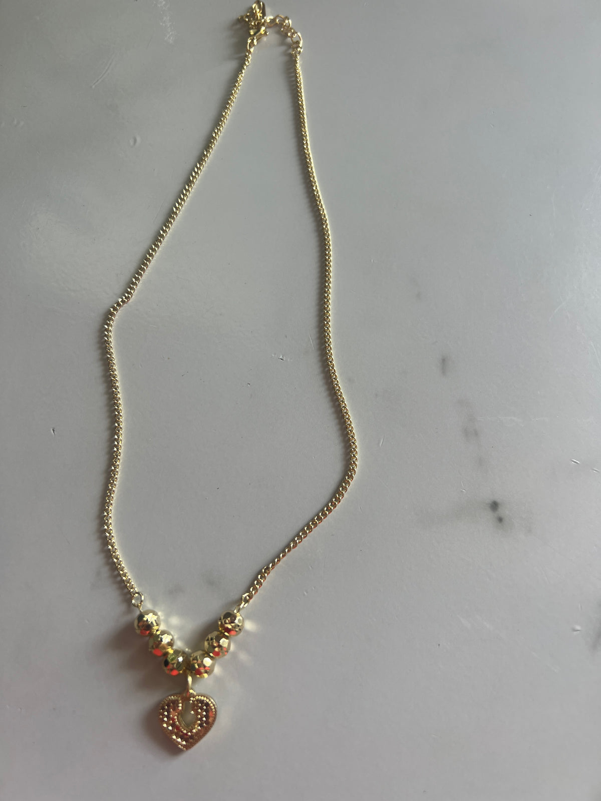 Collar Dorado con Dije de Corazón y Esferas – Oro Laminado XP 14K