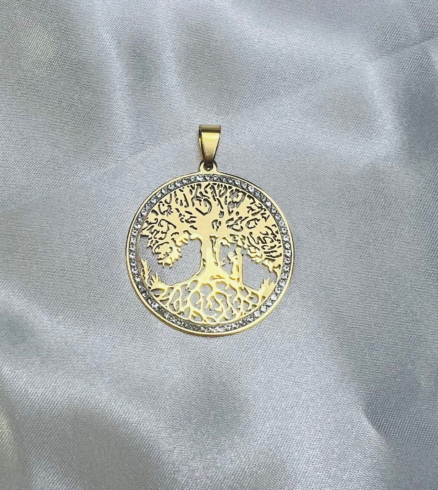 Dije Árbol de la Vida en Acero Inoxidable Dorado con Circonias | La Diferencia LLC