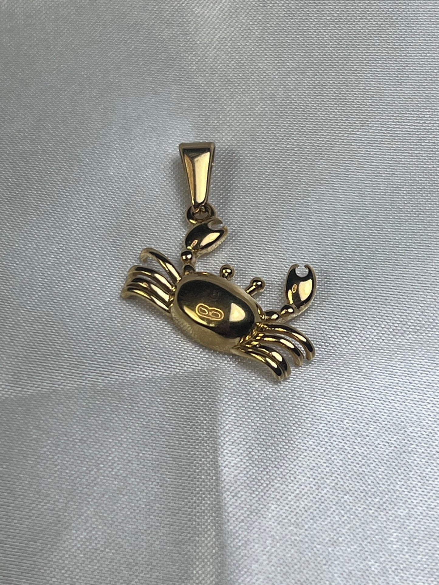 Dije Cangrejo Dorado en Acero Inoxidable | Elegancia Marina