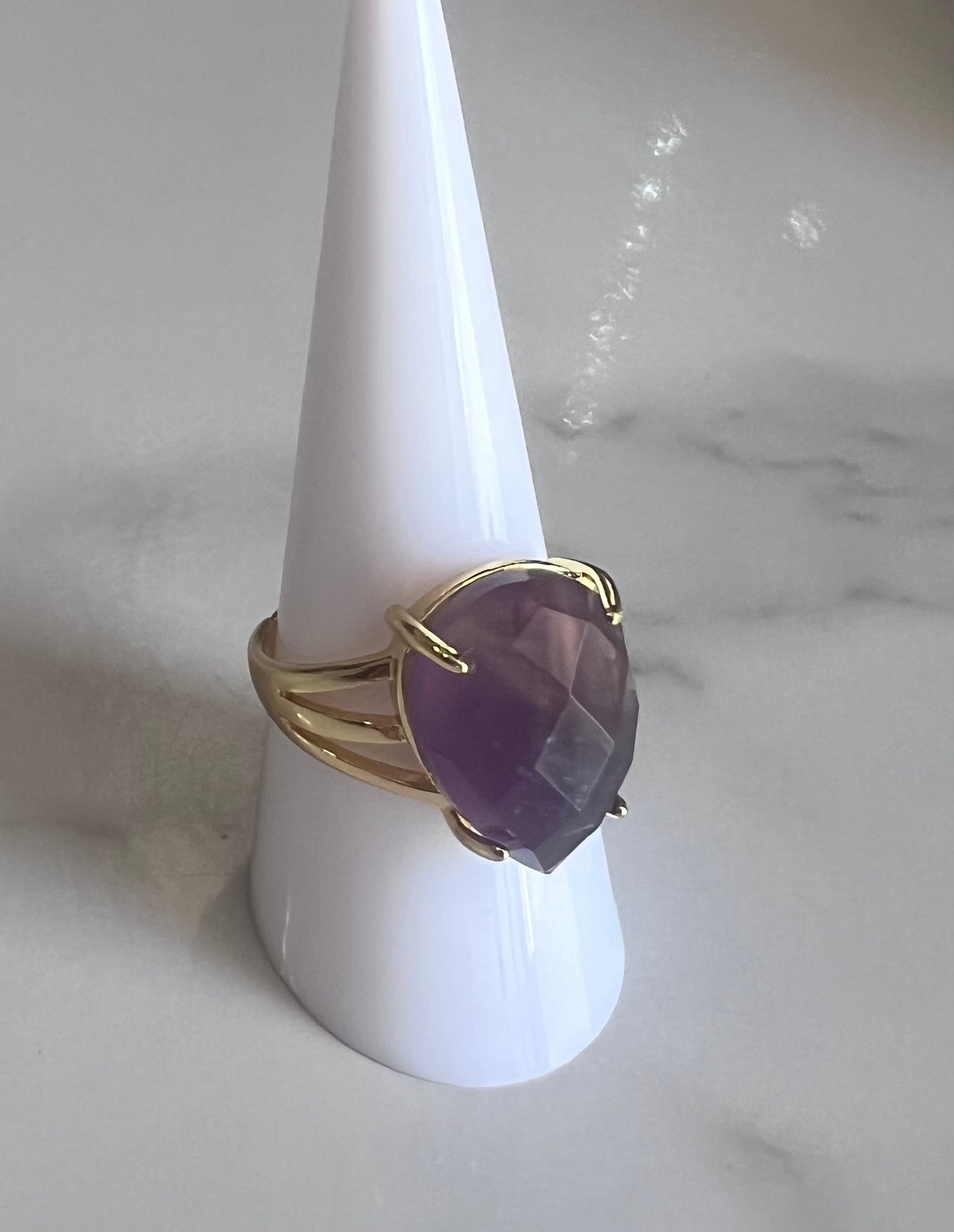 Anillo Ajustable con Piedra Facetada – Oro Laminado XP 14K

Descripción: