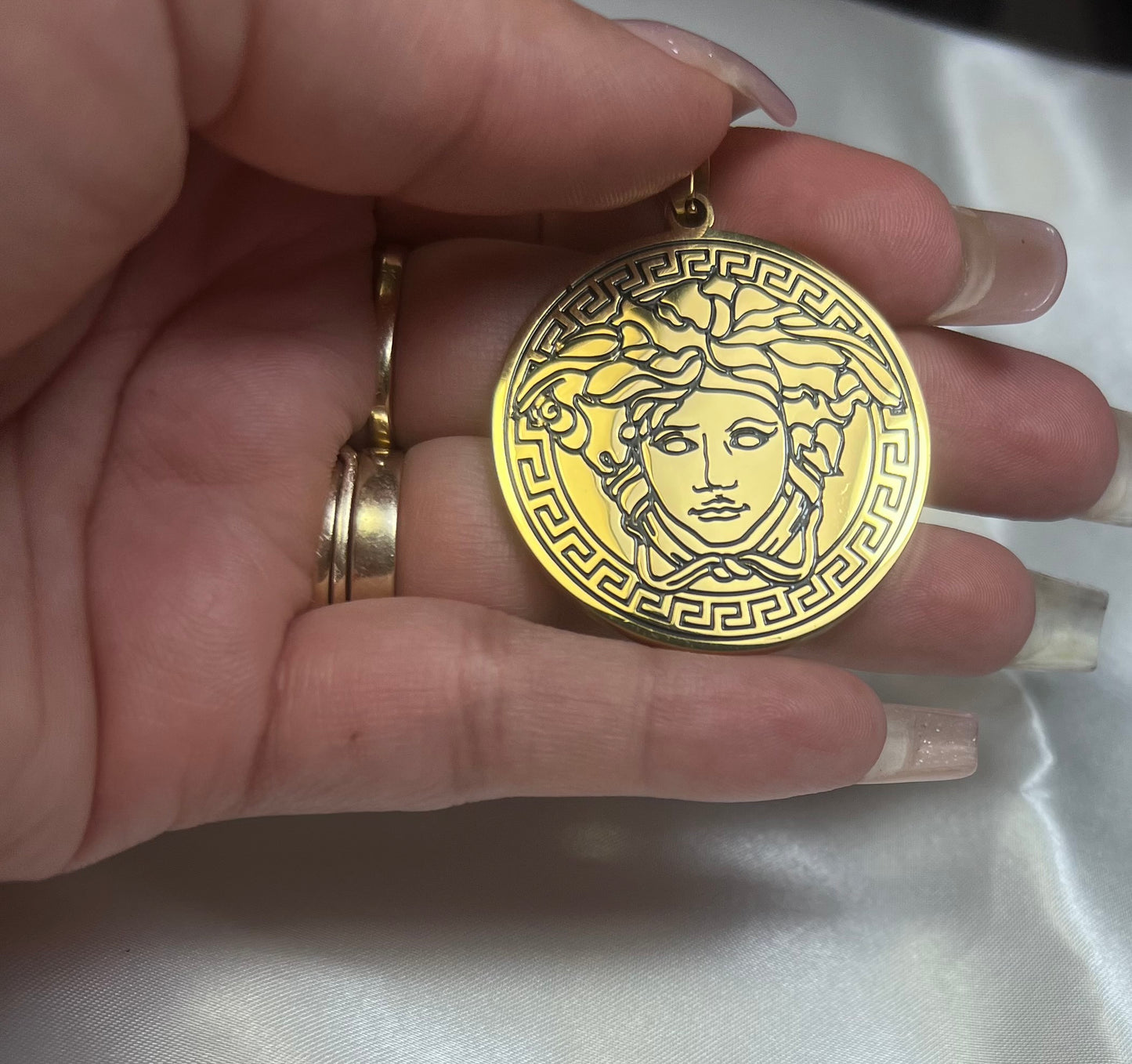 Dije Medusa en Acero Inoxidable Dorado | Colgante Estilo Griego Unisex