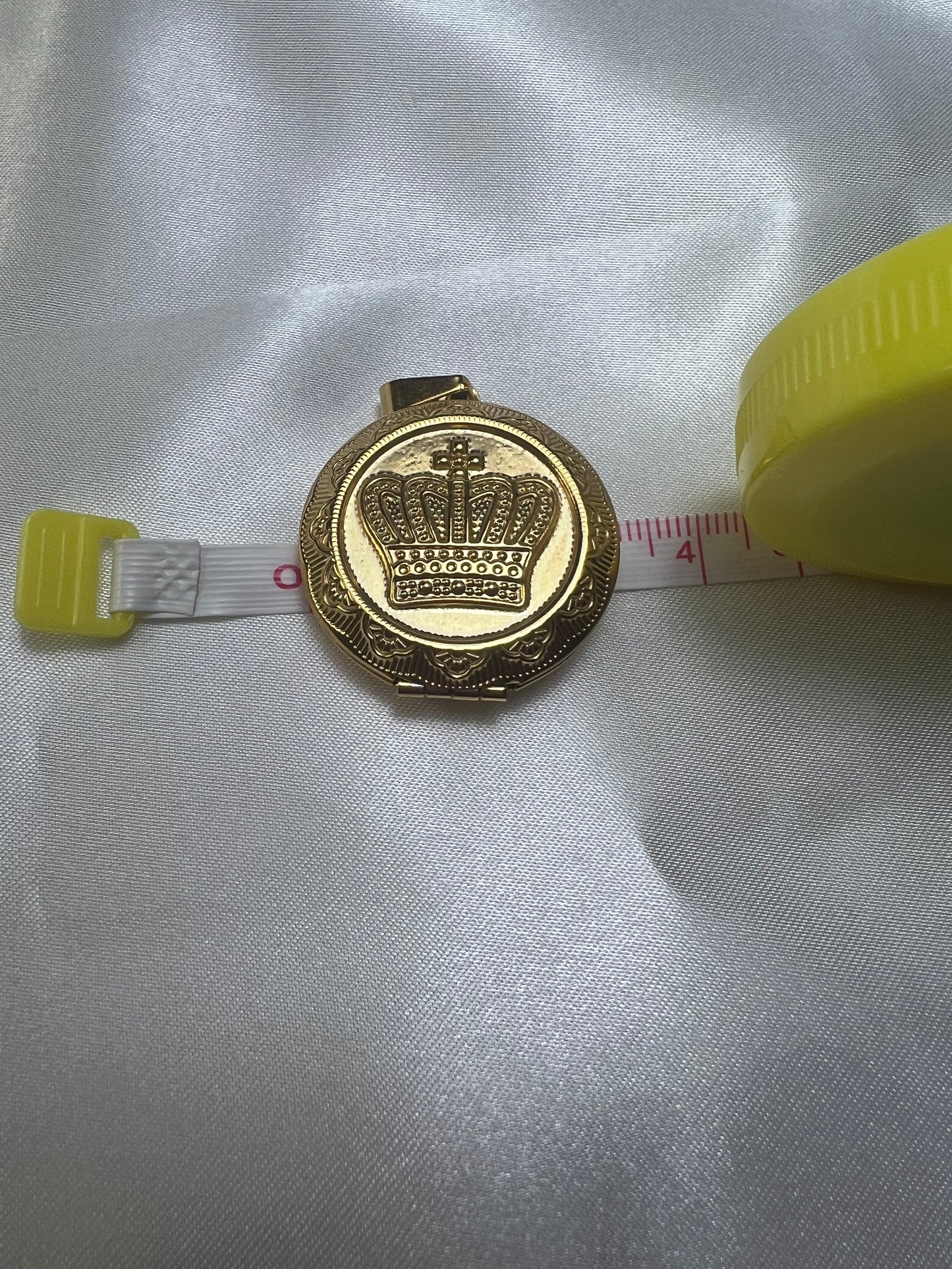Relicario Corona Dorado en Acero Inoxidable | Medallón para Foto