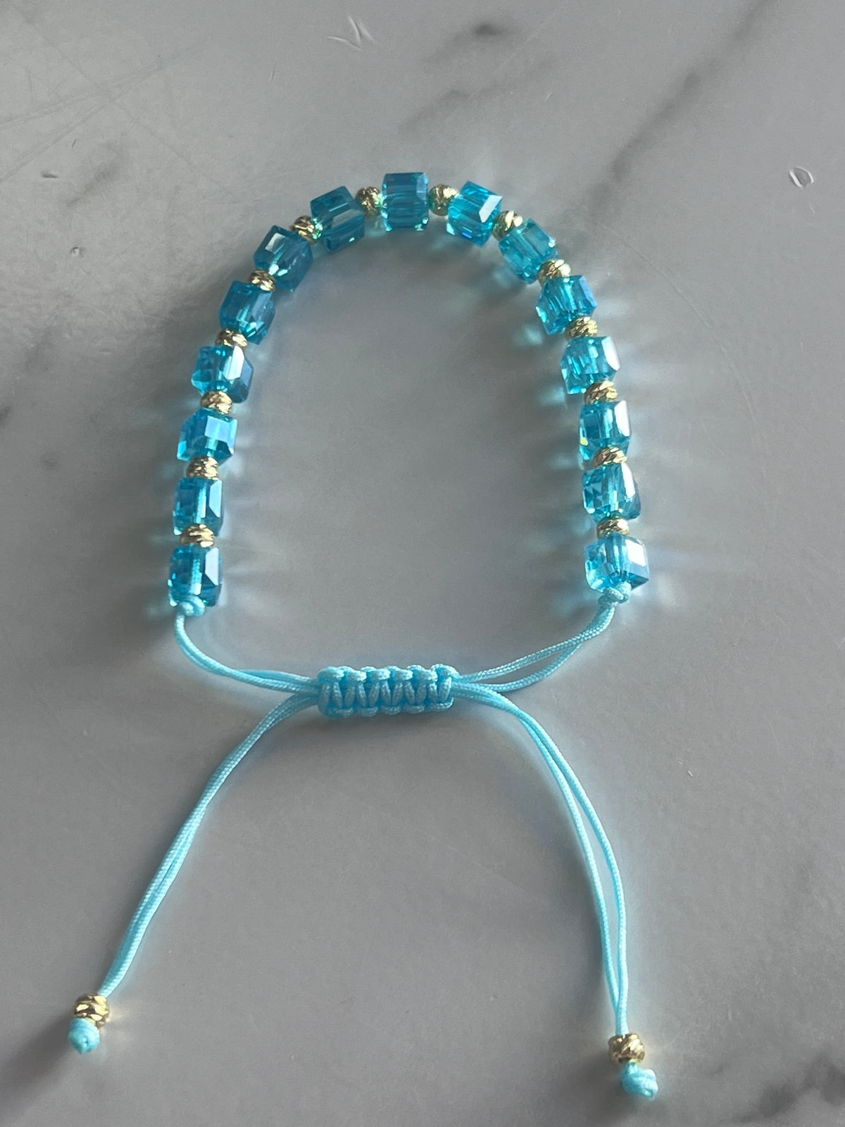 Pulsera Ajustable Azul con Cristales y Bolitas en Oro Laminado 14K