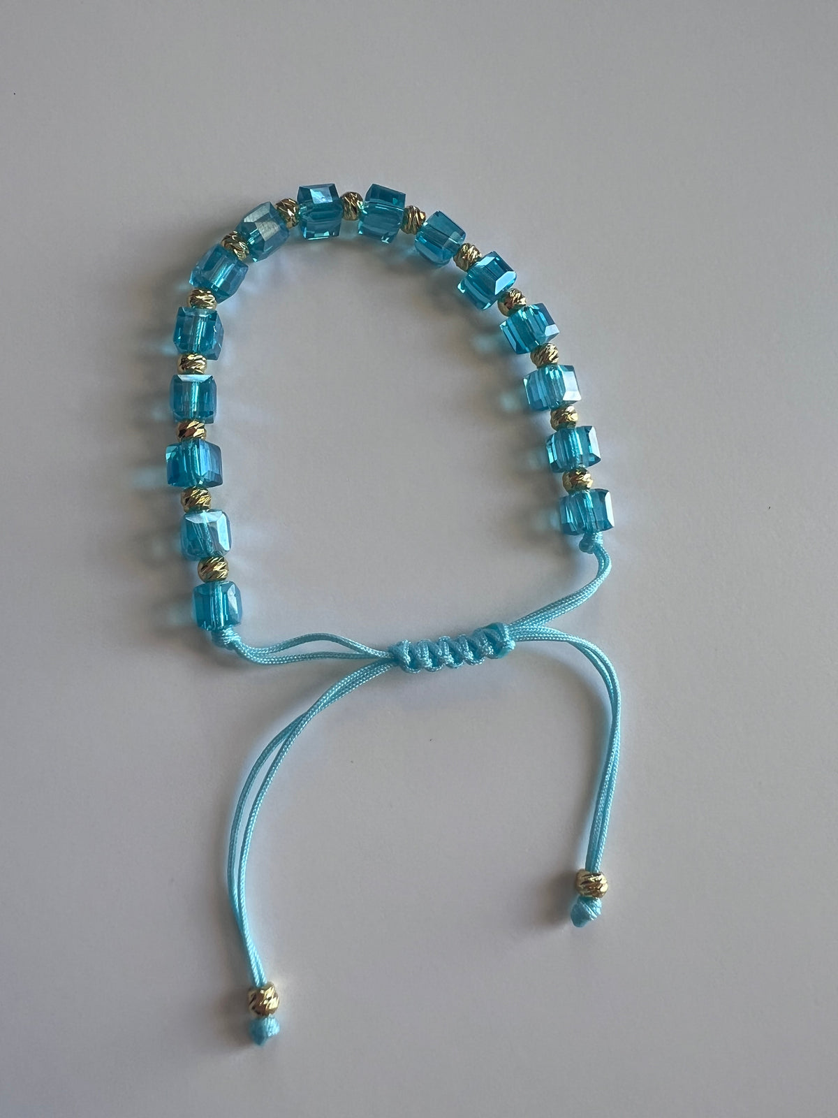 Pulsera Ajustable Azul con Cristales y Bolitas en Oro Laminado 14K