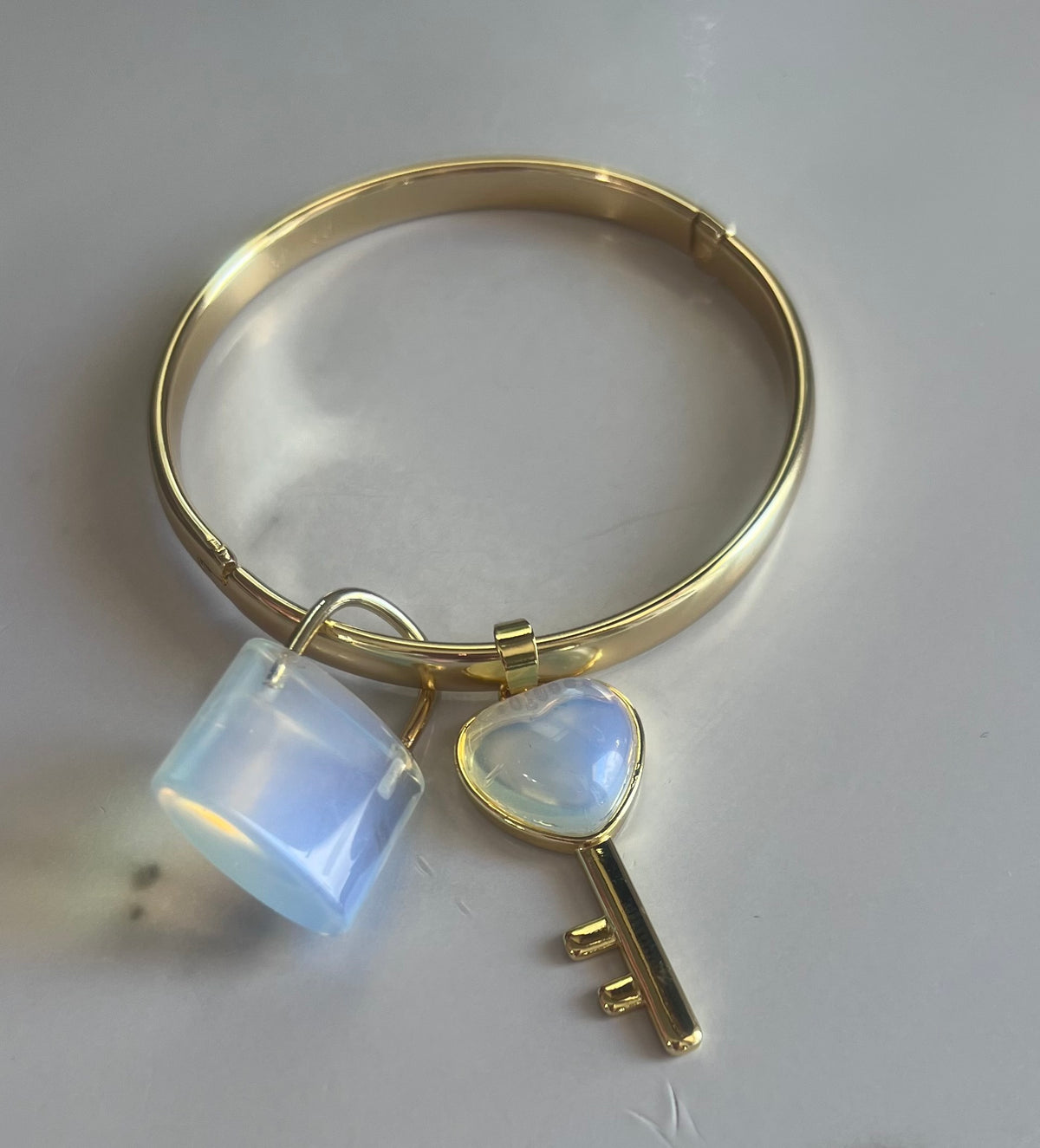 Pulsera Dorada con Dijes de Llave y Piedra – Oro Laminado XP 14K