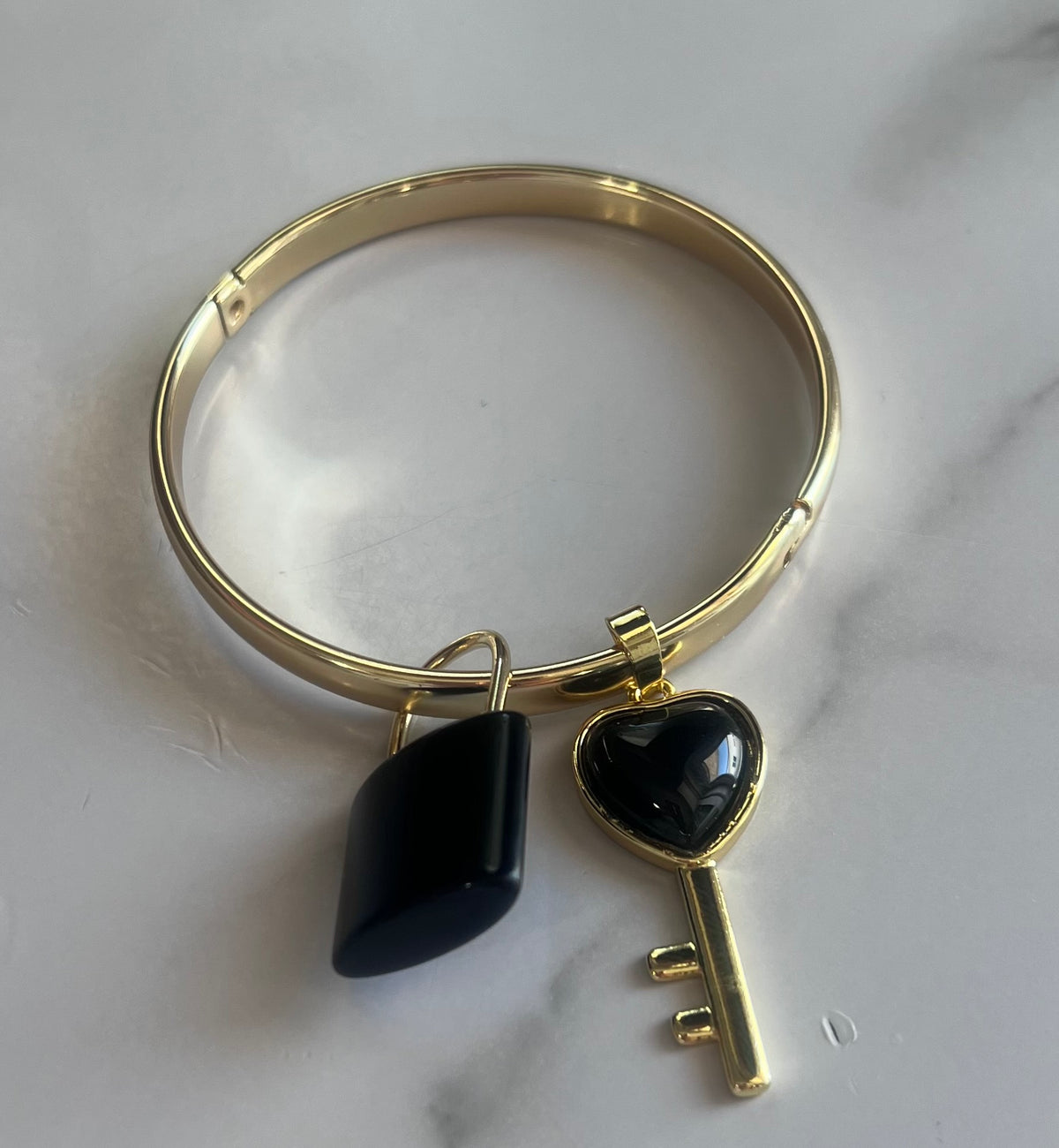 Pulsera Dorada con Dijes de Llave y Piedra – Oro Laminado XP 14K