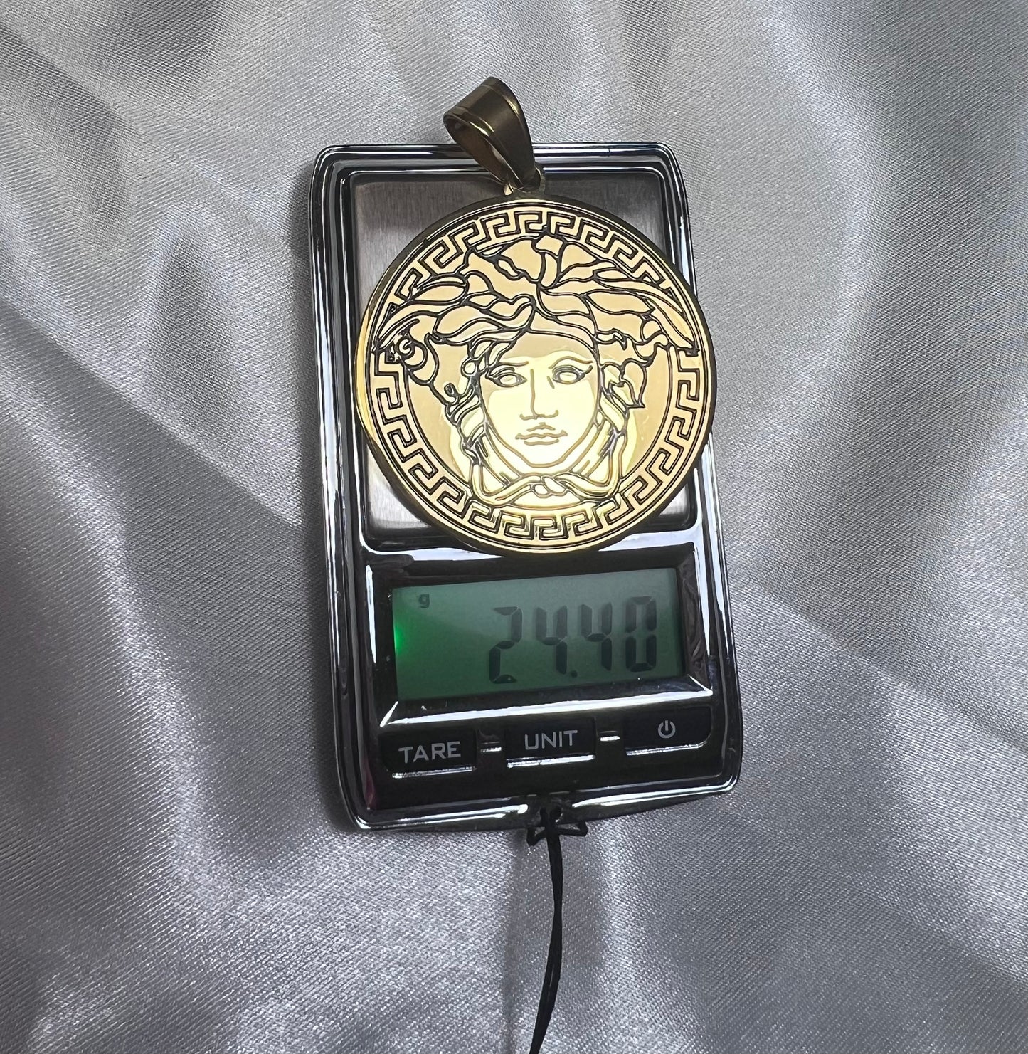 Dije Medusa en Acero Inoxidable Dorado | Colgante Estilo Griego Unisex