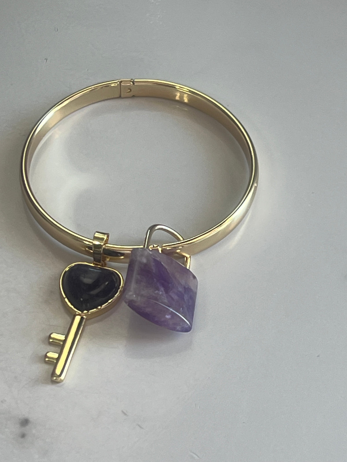 Pulsera Dorada con Dijes de Llave y Piedra – Oro Laminado XP 14K