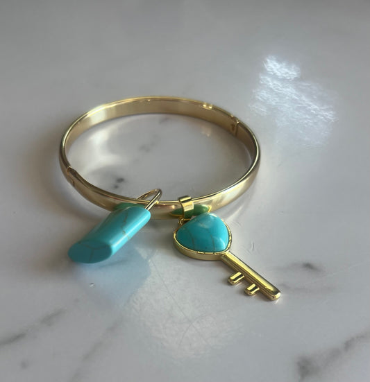 Pulsera Dorada con Dijes de Llave y Piedra – Oro Laminado XP 14K