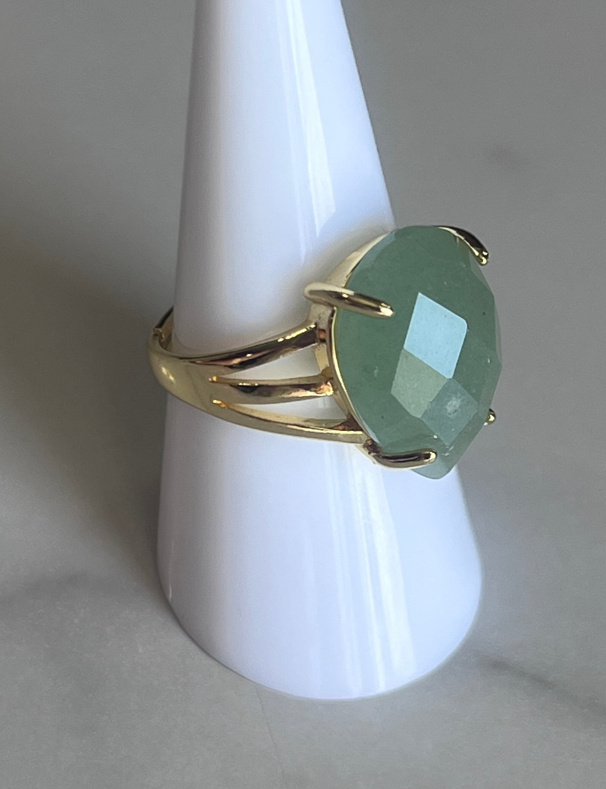 Anillo Ajustable con Piedra Facetada – Oro Laminado XP 14K

Descripción: