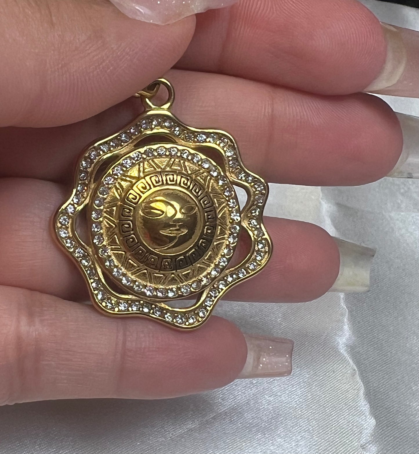 Dije Sol y Luna en Acero Inoxidable Dorado con Circonias | Colgante Unisex