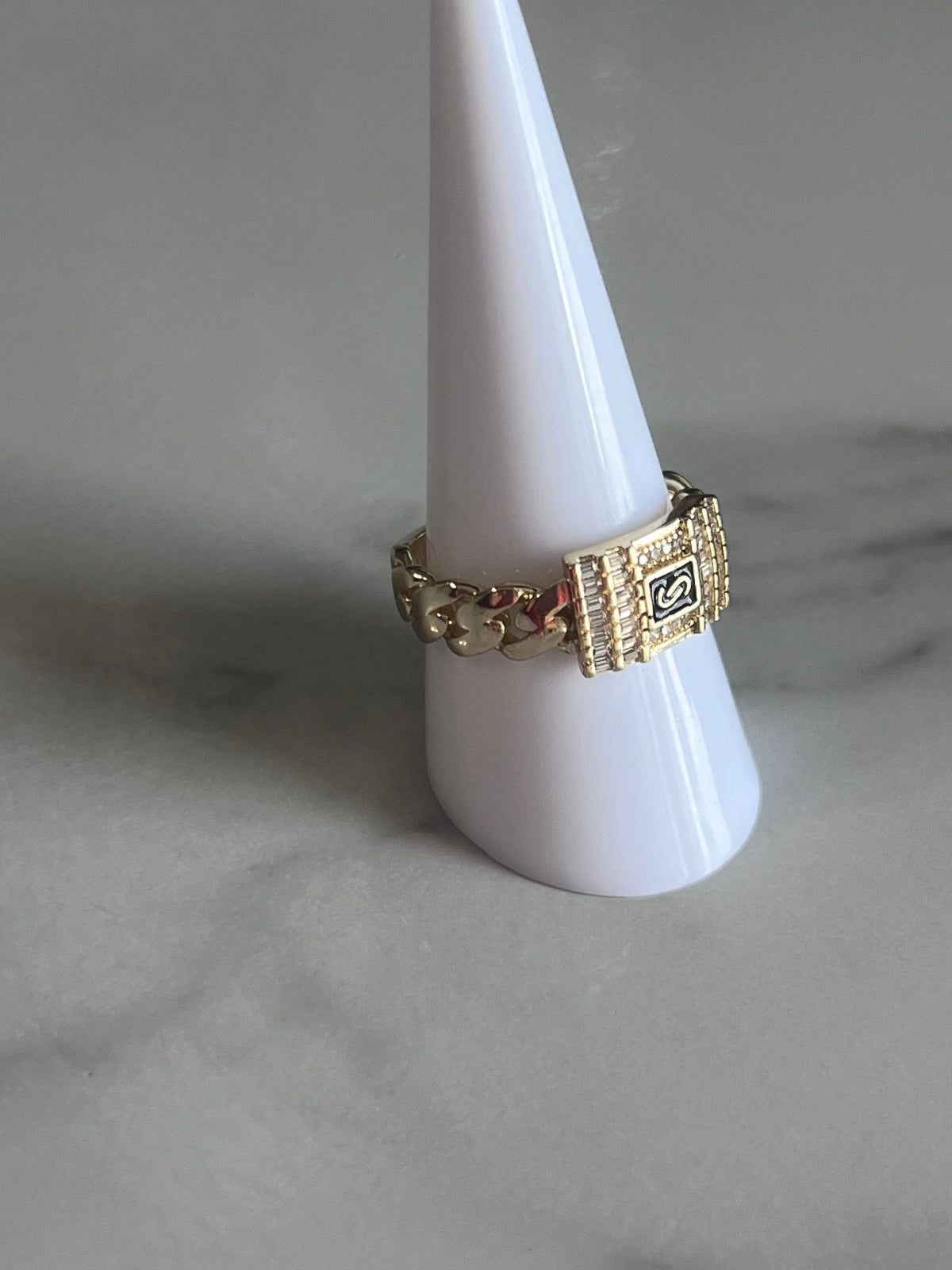 Anillo Dorado Estilo Cadena con Zirconias – Oro Laminado XP 14K | Size 9