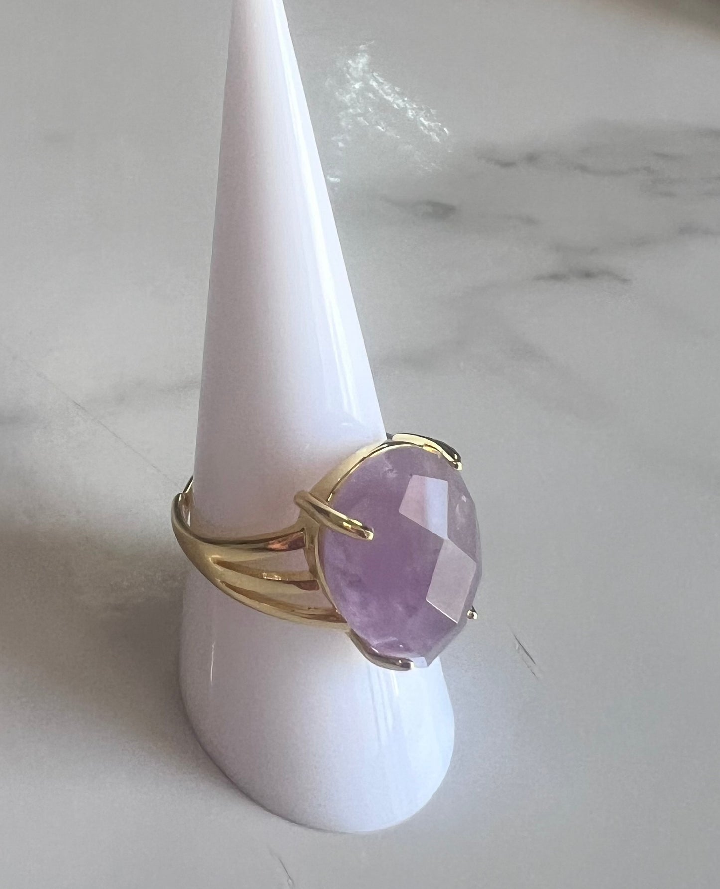 Anillo Ajustable con Piedra Facetada – Oro Laminado XP 14K

Descripción: