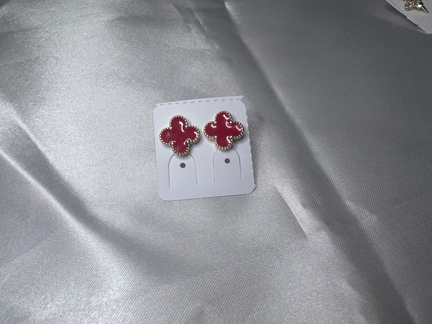 Aretes Flor Trébol Fucsia Oro Laminado XP 14K | Elegancia Atemporal