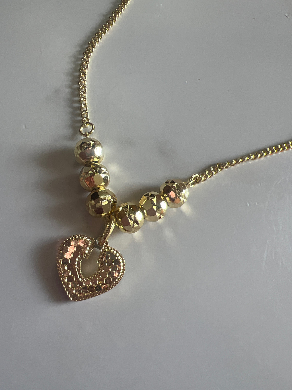 Collar Dorado con Dije de Corazón y Esferas – Oro Laminado XP 14K