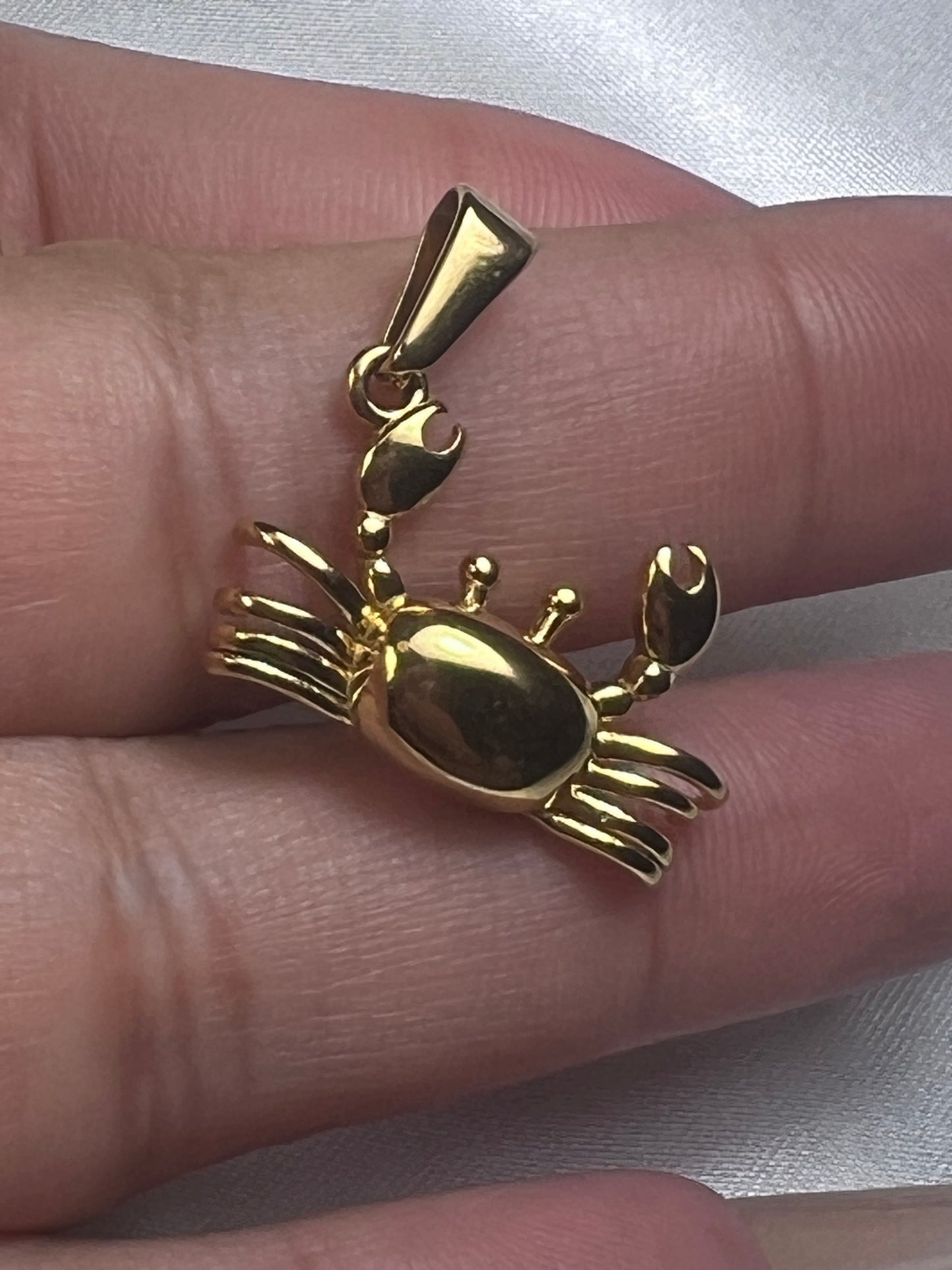 Dije Cangrejo Dorado en Acero Inoxidable | Elegancia Marina