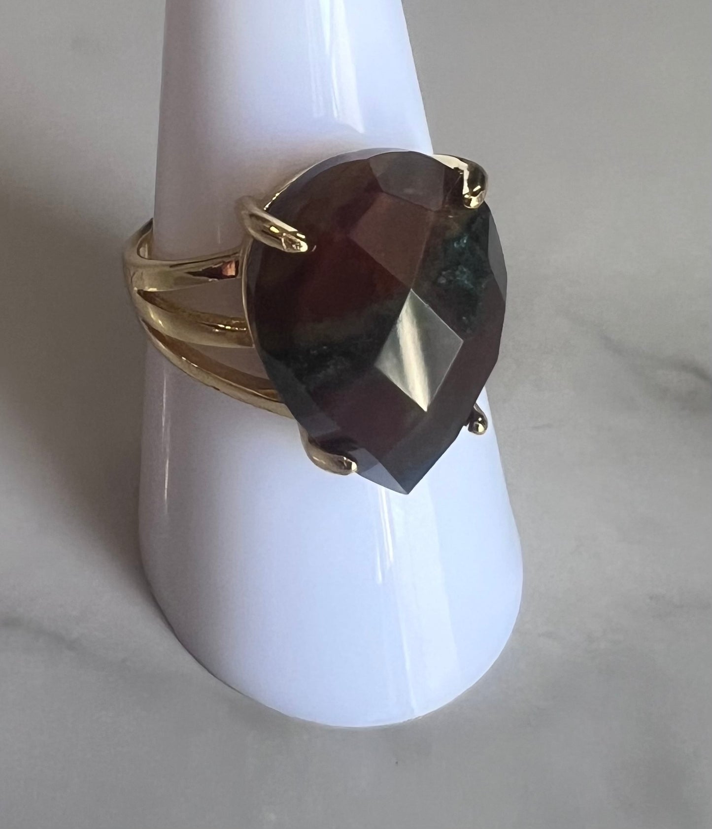Anillo Ajustable con Piedra Facetada – Oro Laminado XP 14K

Descripción: