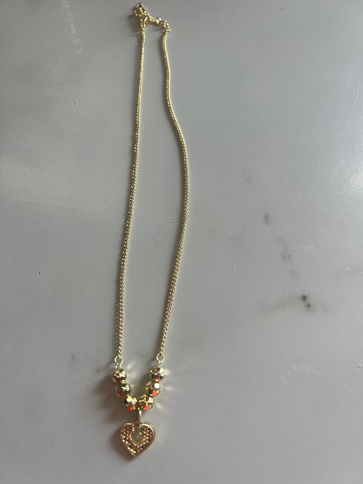 Collar Dorado con Dije de Corazón y Esferas – Oro Laminado XP 14K
