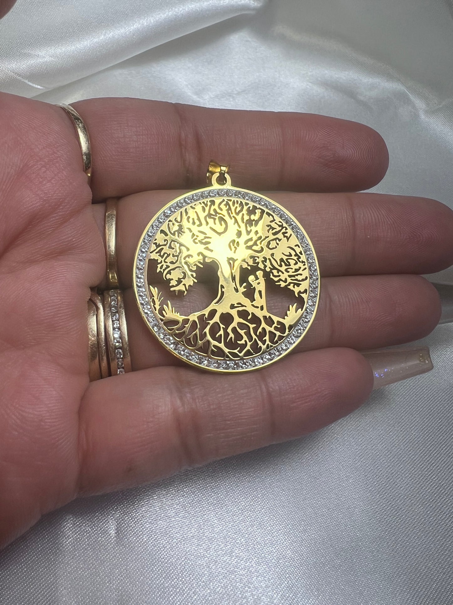 Dije Árbol de la Vida en Acero Inoxidable Dorado con Circonias | La Diferencia LLC