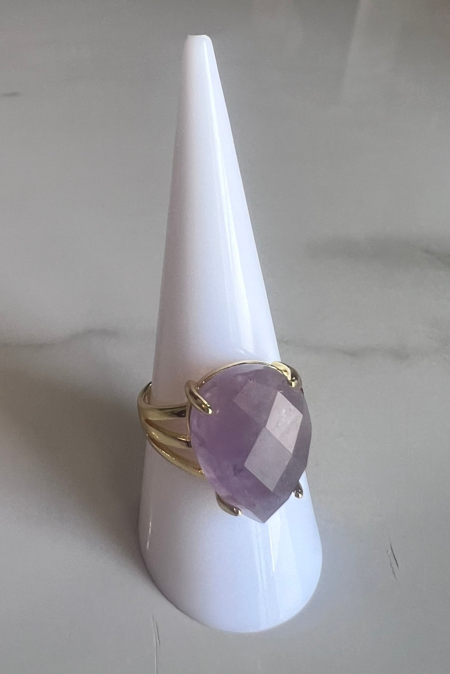 Anillo Ajustable con Piedra Facetada – Oro Laminado XP 14K

Descripción:
