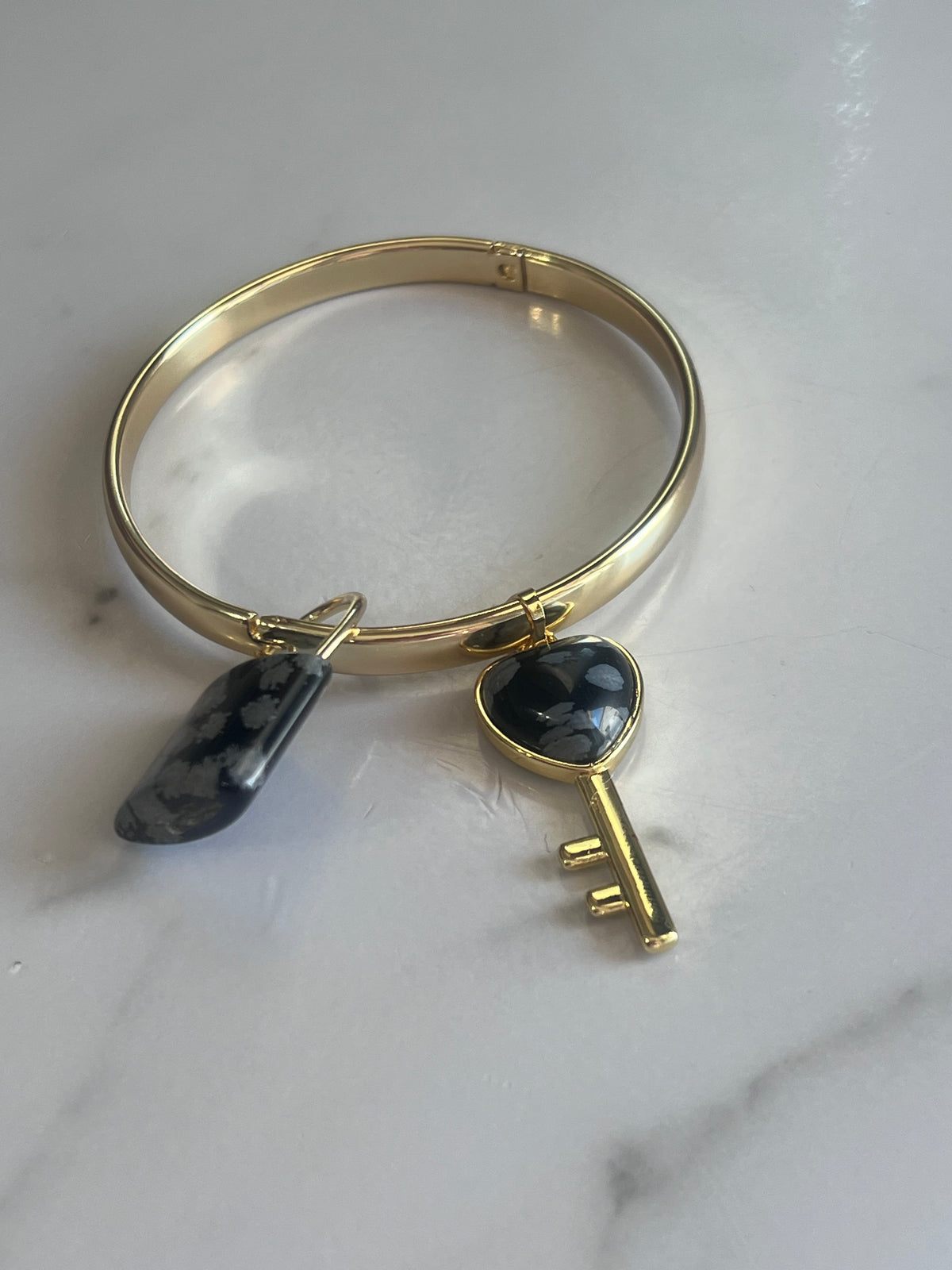 Pulsera Dorada con Dijes de Llave y Piedra – Oro Laminado XP 14K