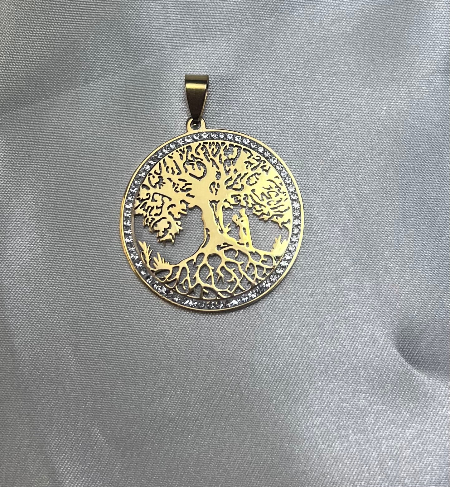 Dije Árbol de la Vida en Acero Inoxidable Dorado con Circonias | La Diferencia LLC