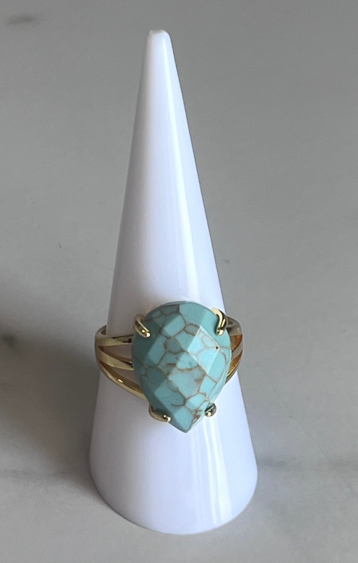 Anillo Ajustable con Piedra Facetada – Oro Laminado XP 14K

Descripción:
