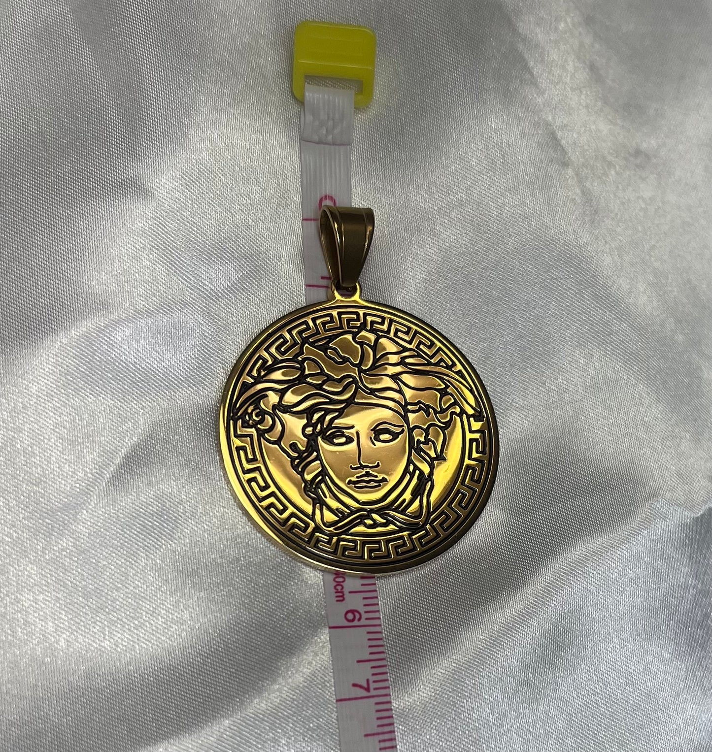 Dije Medusa en Acero Inoxidable Dorado | Colgante Estilo Griego Unisex